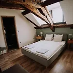아파트 Mushrooms Malomszallas 터터